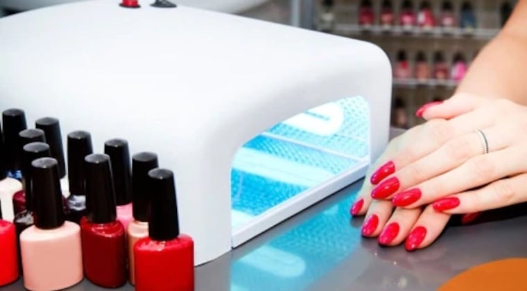 Existen maneras saludables de hacerse la manicura semipermanente.