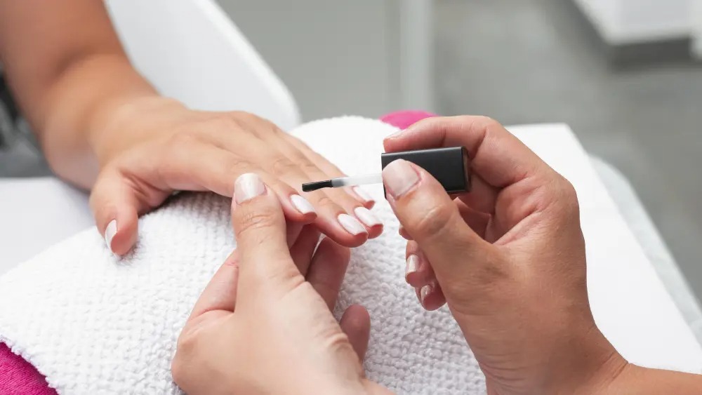 La Dinavisa también prohíbe sustancias utilizadas en esmaltes para uñas. Imagen referencial de Freepik