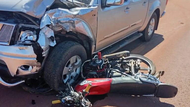 La camionta Nissan Navara, estaba al mando de un señor de 81 años, de nacionalidad brasileña, mientras que en la moto viajaba una madre y su hija adolescente. Estas últimas fallecieron a causa del accidente.Foto: Gentileza.