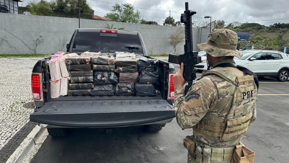 En el interior de la camioneta se hallaron fardos de marihuana con un peso total de 1.001,3 kilos, además de dinero en efectivo y un teléfono celular.Foto: Édgar Medina.