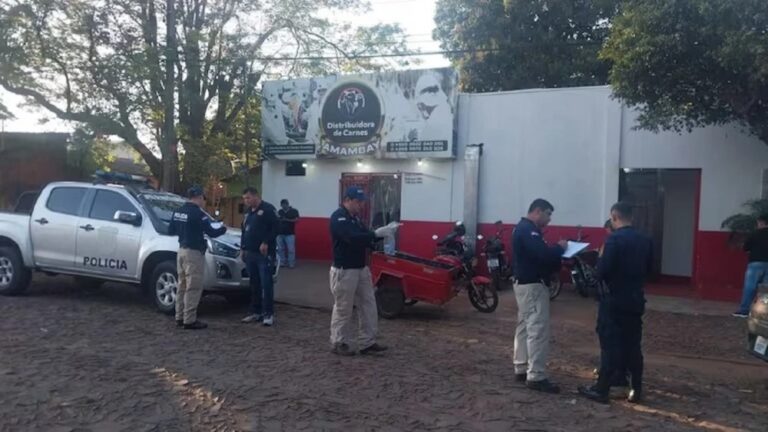 Agentes policiales levantaron evidencias frente al local de la Distribuidora de Carnes Amambay, donde se dejó la esquela amenazante.Foto: Gentileza, Policía Nacional.