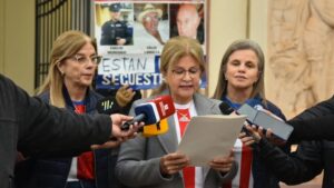 Las hijas de Óscar Denis frente a la Catedral Metropolitana de Asunción.Foto: Renato Delgado.