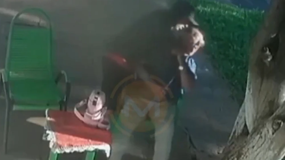 Momentos de pánico vivió un anciano de 82 años cuando fue violentado por un asaltante en Villarrica.Foto: Captura - Monumental.