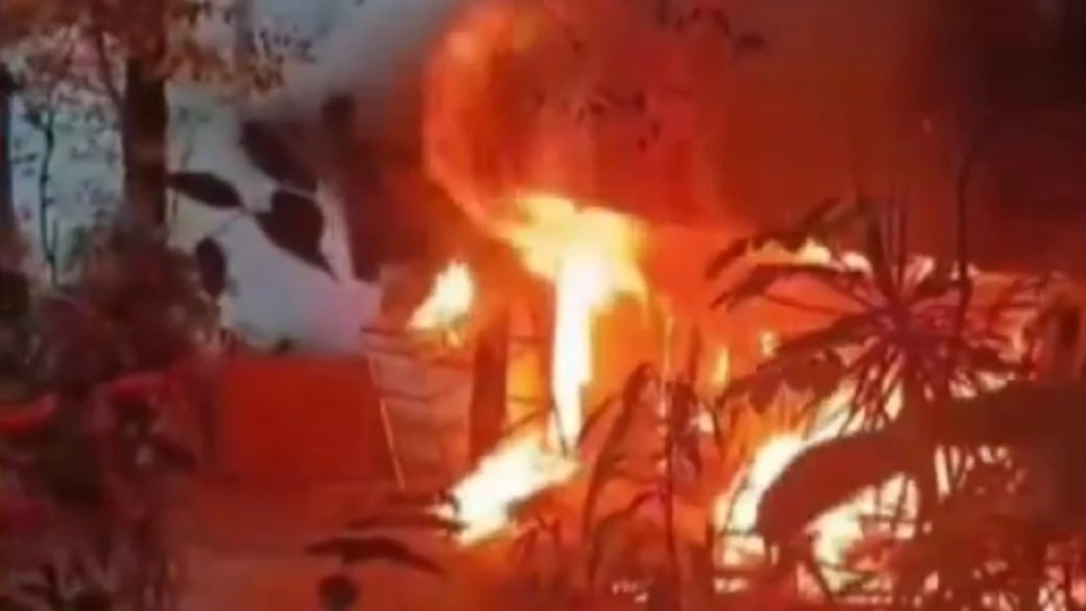 Una mujer de 91 años murió atrapada entre las llamas que afectaron en su totalidad a una vivienda familiar ubicada en el centro de la ciudad de San Bernardino.Foto: Captura de video/ Telefuturo.