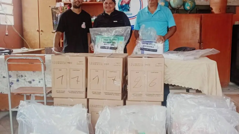 Entrega de útiles en Nanawa.Foto: Gentileza.