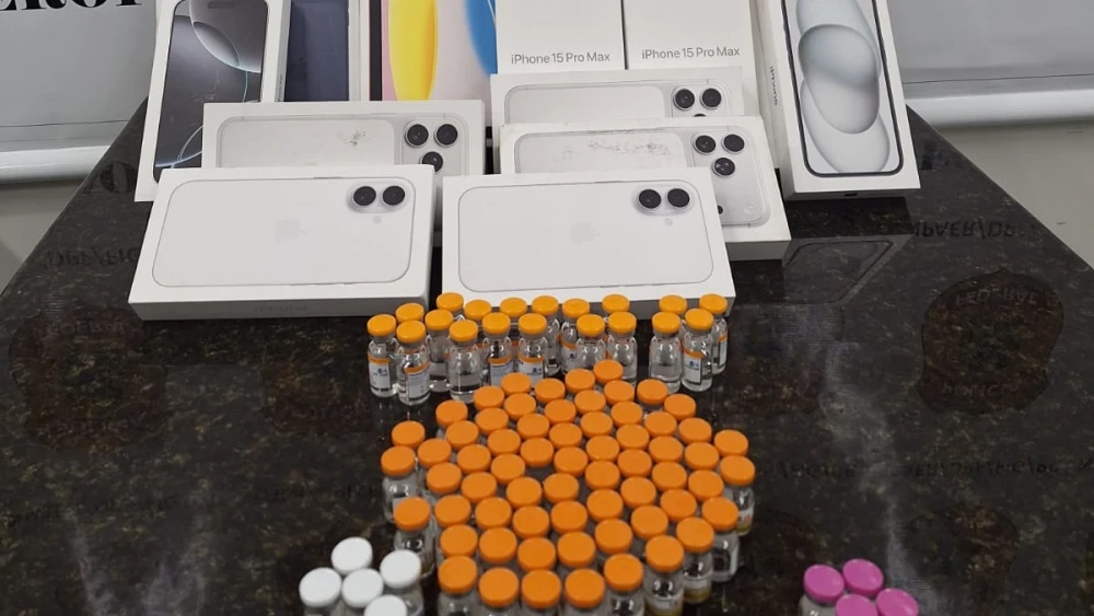 Al inspeccionar las maletas, los intervinientes encontraron teléfonos celulares iPhone y dispositivos iPad, todos sin la documentación fiscal correspondiente.Foto: Édgar Medina.