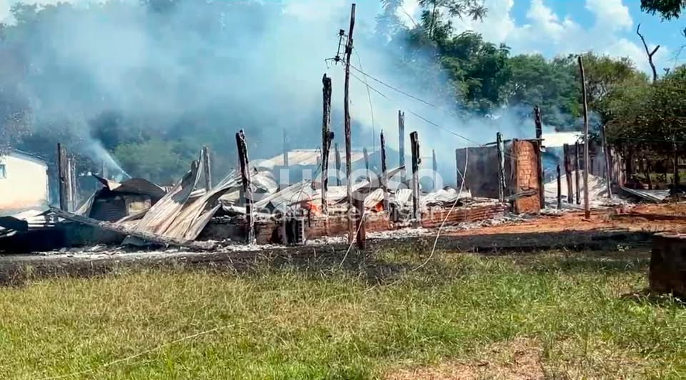 INCENDIO CONSUME POR COMPLETO UNA VIVIENDA Y DEJA MILLONARIAS PÉRDIDAS EN CAAZAPÁ