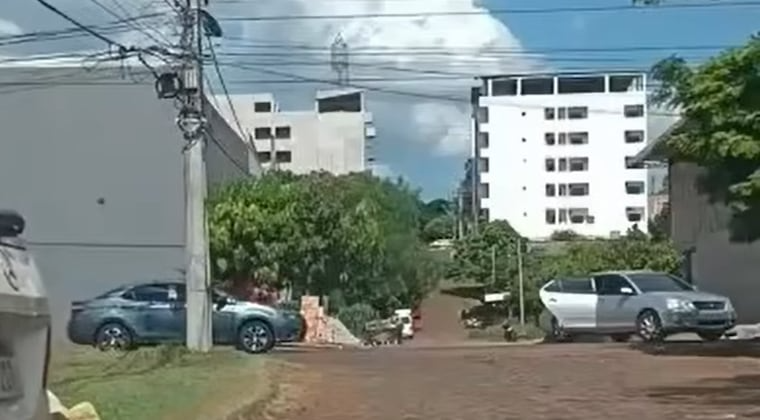 Momento en que los asaltantes se apoderaron del dinero y huyen. Imagen: captura de video.