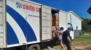 Los kits escolares están siendo entregados a instituciones de la Región Oriental. Foto: MEC.