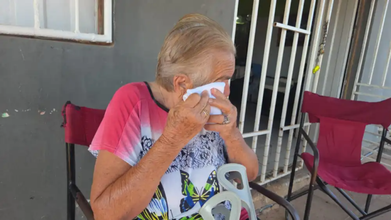 Doña Gertrudis Franco, entre lágrimas, pide que aunque sea le den una parte de la venta de la propiedad, “para no vivir mendigando”.Foto: Justiniano Riveros.