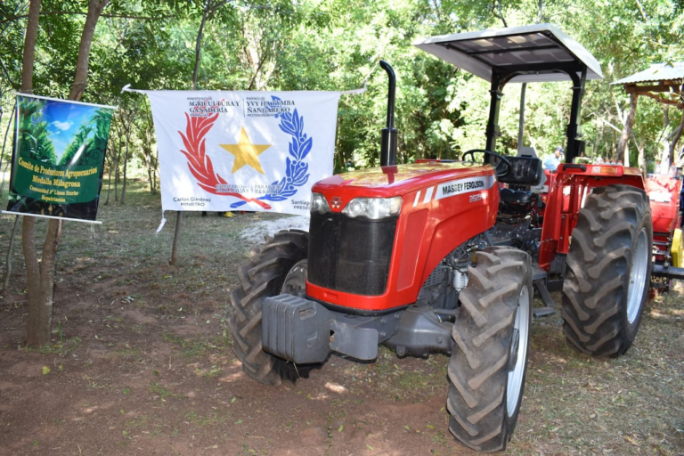 La entrega se realizó en el local del comité de productores Medalla Milagrosa de la Colonia Iturbe, distrito de Repatriación. Foto: Gentileza