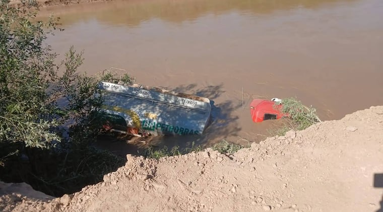 El camión cisterna quedó sumergido bajo las aguas del Pilcomayo. Foto: Gentileza.