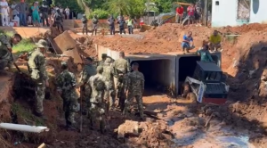 Un grupo de más de 100 militares retomó las actividades para tratar de localizar el cuerpo del niño arrastrado por un raudal en San Lorenzo.
