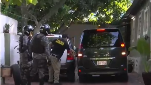 Uno de los allanamientos se realizó en el barrio Obrero de Asunción por parte de agentes del Departamento policial de Antinarcóticos.Foto: Captura de video-NPY.