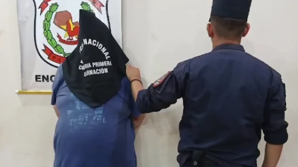 Un hombre de 76 años fue detenido tras balear a su esposa en la cocina de su casa, en Encarnación. Foto: Captura de video