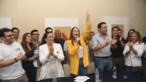 Soledad Núñez festeja su triunfo en la encuesta interna de la Alianza Unidos por Asunción. En símbolo de unidad, Johanna Ortega se mostró a su lado, al igual que el gobernador de Central, el liberal Ricardo Estigarribia, quien oficializó el resultado. Foto: Andrés Catalán.