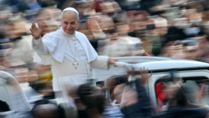 El papa León XIV saluda a la multitud desde el papamóvil durante la audiencia semanal en la Plaza de San Pedro en el Vaticano.Foto: AFP.
