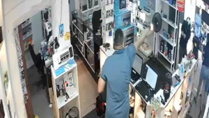 El momento del tiroteo quedó captado en una cámara de circuito cerrado del local comercial en Ciudad del Este.Foto: Captura de video.