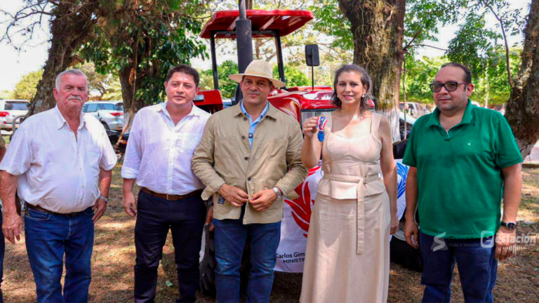 Caazapá recibe nuevos tractores e insumos para impulsar la agricultura familiar