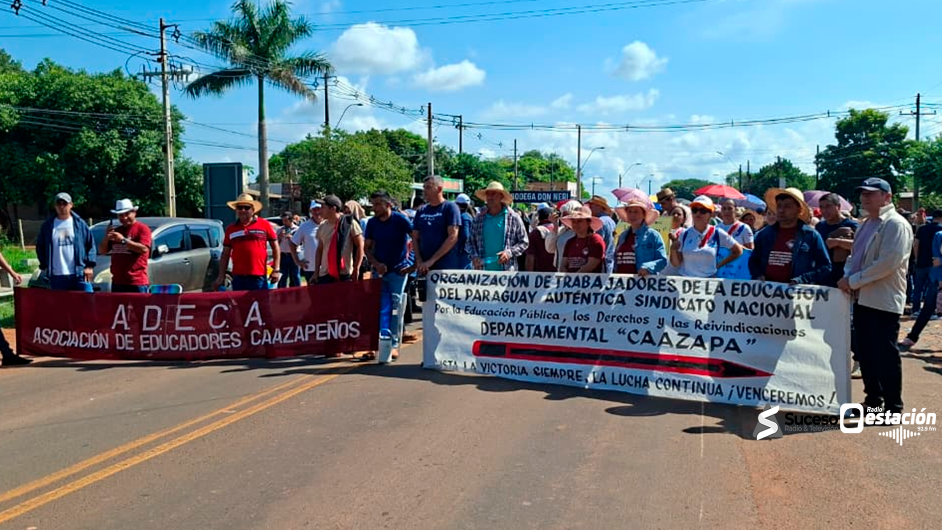 La manifestación se realiza frente a la oficina de la Administración Nacional de Electricidad (ANDE), ubicada en la entrada principal a la ciudad de Caazapá - Foto: Red Suceso Multimedios
