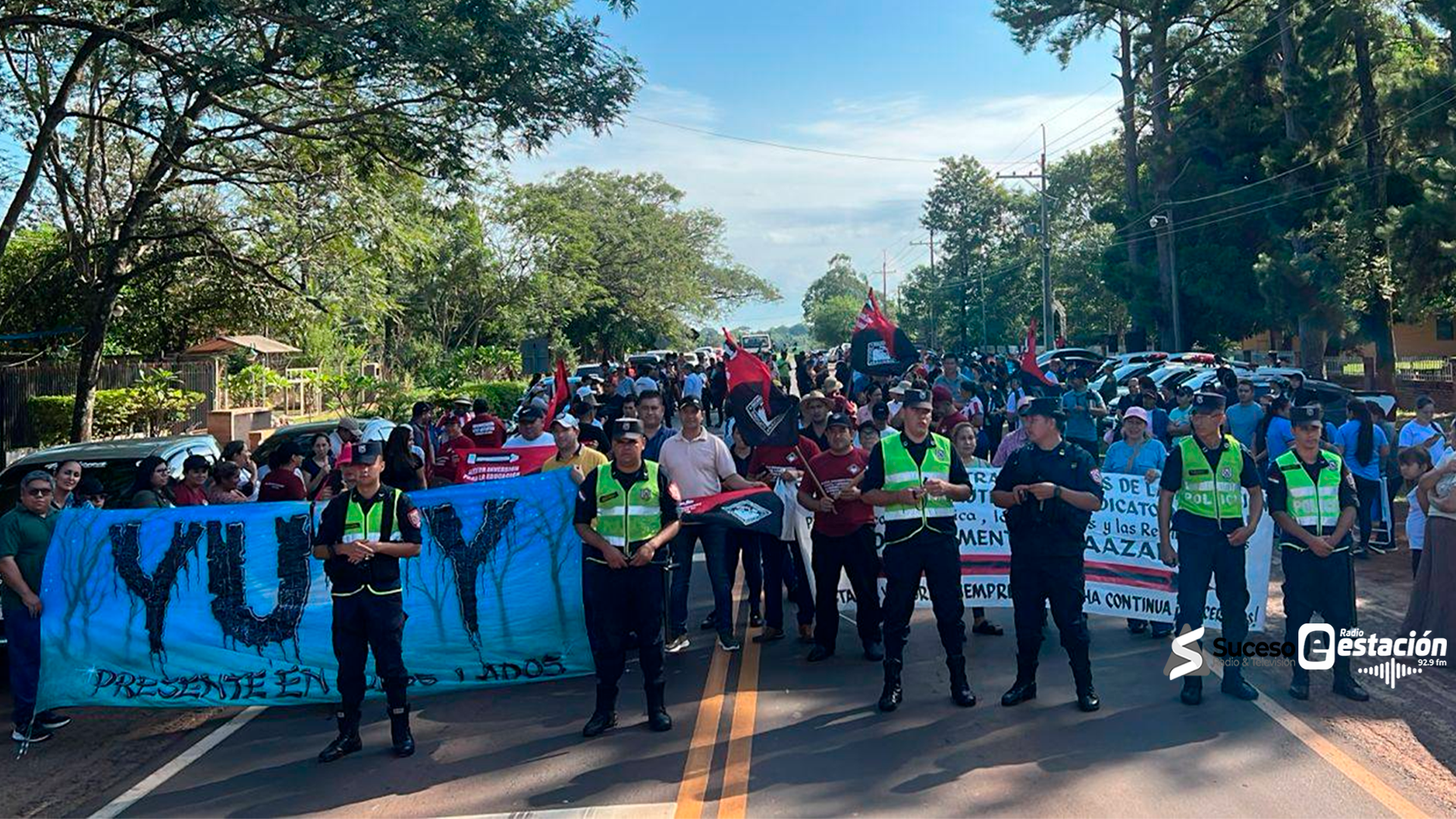 Docentes se Movilizan en distintos puntos del país hoy y mañana en la foto los Docentes del Distrito de Yuty - Foto: Gentileza/ Yegros Noticias