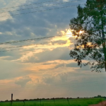 La Dirección de Meteorología e Hidrología informó que durante los próximos días persistirá un ambiente cálido a muy caluroso y húmedo en gran parte del país.