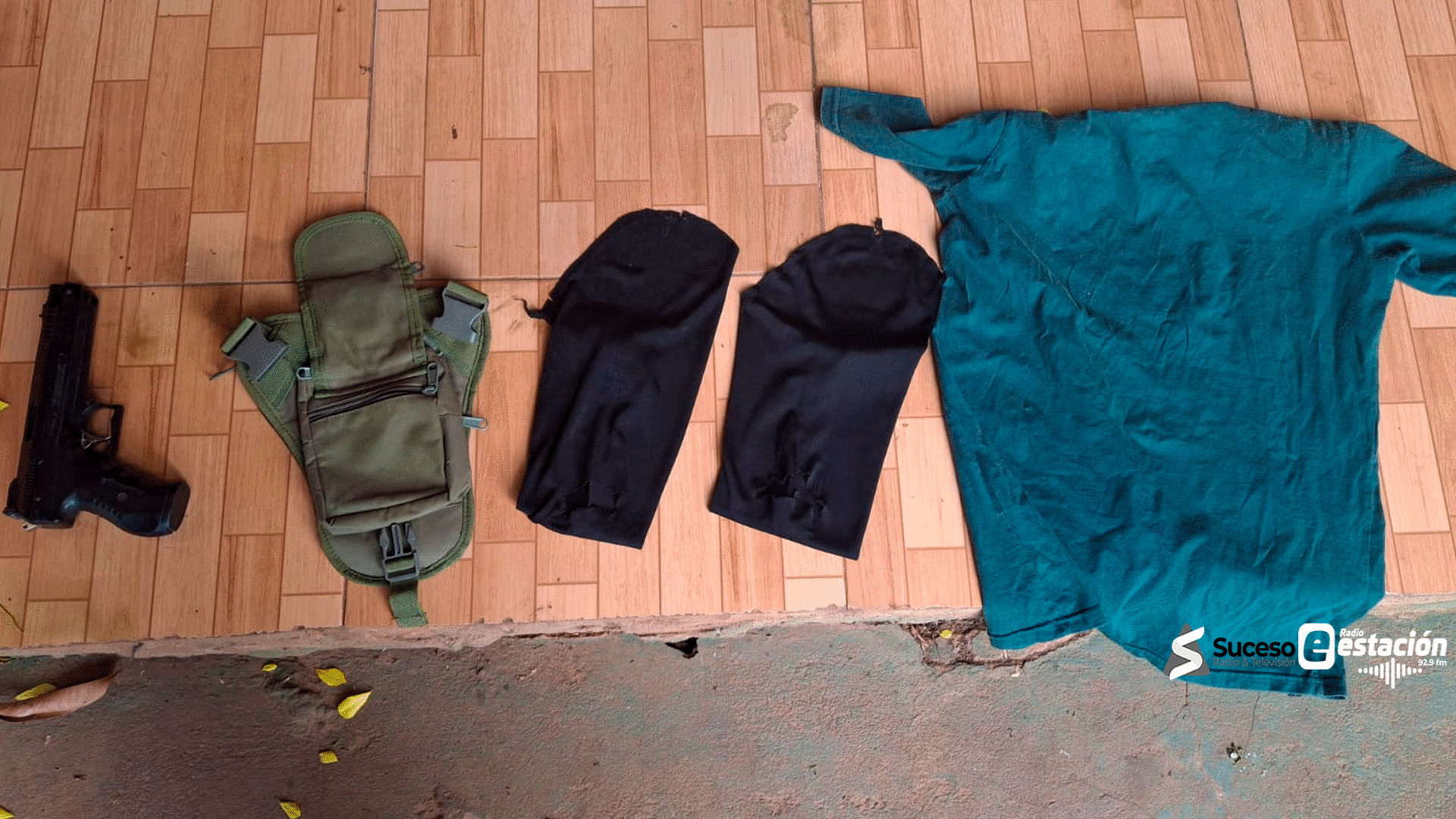 Un adolescente de 17 años fue aprehendido por agentes policiales en el barrio San Roque de Caazapá, tras ser sorprendido con una mochila que contenía una pistola de aire comprimido y elementos que podrían ser utilizados para ocultar la identidad - Foto: Gentileza - Edicion Suceso Multimedios