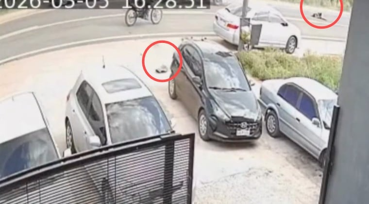 La moto embistió al auto de color negro que ingresaba al gimnasio y la persona que iba como acompañante cayó al pavimento.
