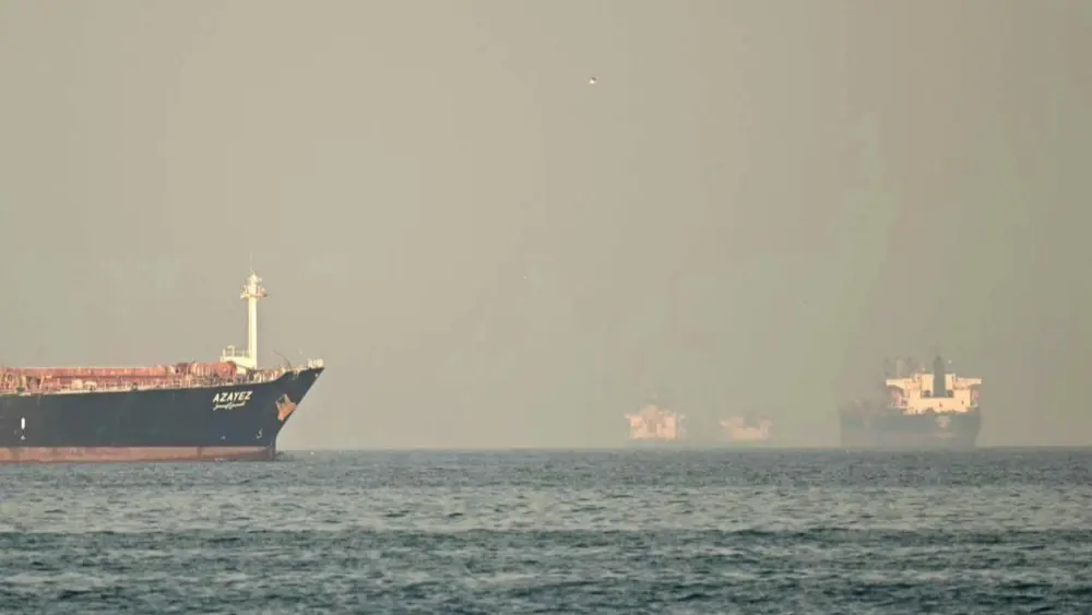 Un barco turco pasa por el estrecho de Ormuz tras lograr el permiso de las autoridades iraníes, que mantienen bloqueado esa importante vía de comunicación marítima en respuesta a los ataques de EEUU e Israel.Foto: EFE.