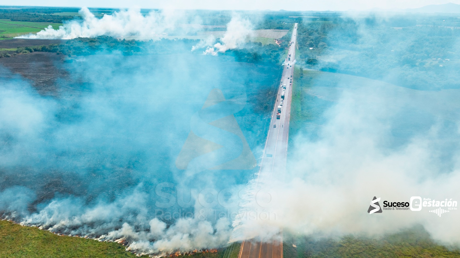 Una gran quema de pastizales registrada en el cruce que conecta Buena Vista con San Juan Nepomuceno (Caazapá) está causando serios inconvenientes para los conductores - Foto: Red Suceso Multimedios