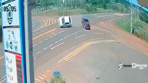 Fuerte colisión entre dos vehículos en Yuty queda registrada en circuito cerrado - Foto: Captura Video