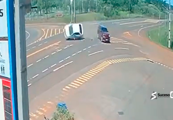 Fuerte colisión entre dos vehículos en Yuty queda registrada en circuito cerrado - Foto: Captura Video