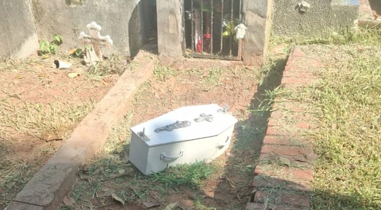 Investigan hallazgo de pequeño féretro en el Cementerio del Sur de Asunción