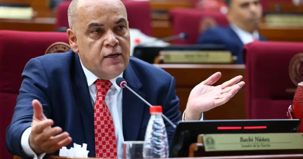 Basilio Bachi Núñez en la conferencia de prensa que brindó este lunes, acompañado de Nano Galaverna.Foto: Gentileza - Senado.