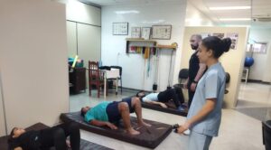 Solo el 17% de las carreras de kinesiología están acreditadas. Foto: Ilsutrativa.