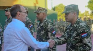 El ministro Óscar González realizó la entrega de los reconocimientos. Foto: Ministerio de Defensa.