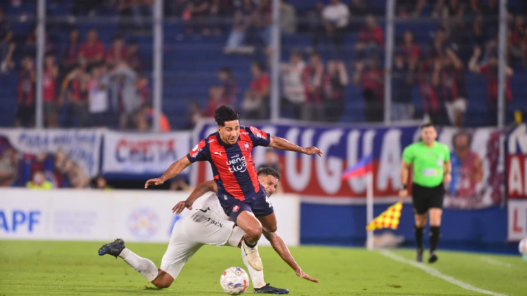 El duelo. Cecilio Domínguez supera la marca, imagen que podría repetirse hoy en el estadio de Itauguá.DANIEL DUARTE