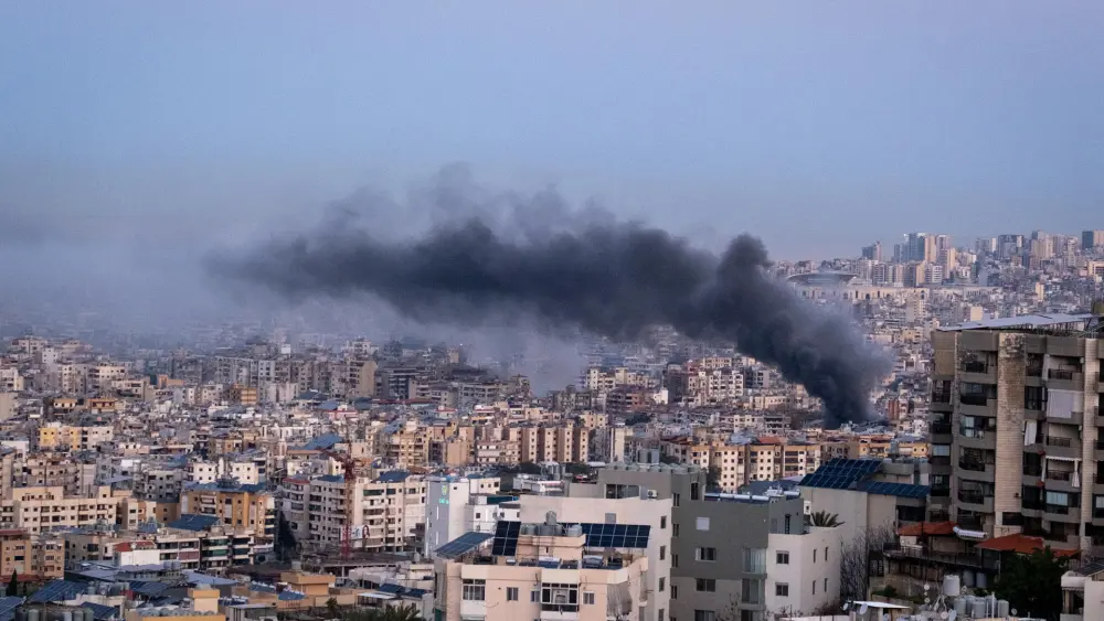 Beirut (Líbano) amanece con columnas de humo tras los bombardeos israelíes que han sacudido el suburbio sur de Dahye durante toda la noche.Fuente: EFE.