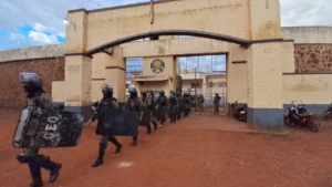Los reclusos fueron trasladados a otras penitenciarías del país bajo fuerte medida de seguridad.Foto: Marciano Candia.