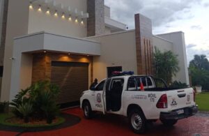 Asalto tipo comando en vivienda de empresaria en Natalio: reducen a empleados y roban camioneta y armas