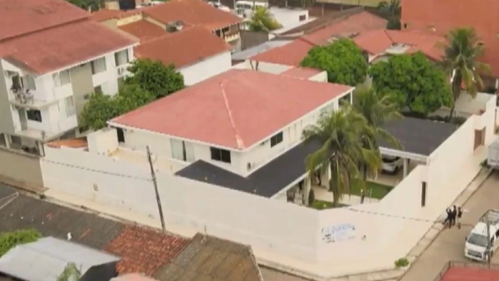 La lujosa vivienda del capo narco está ubicada en el barrio Las Palmas, en Santa Cruz de la Sierra, en Bolivia.Foto: Captura Telefuturo.