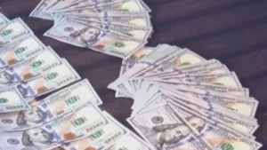 Los delincuentes se llevaron una alta suma de dólares, como también guaraníes y armas de colección.Foto: Captura.