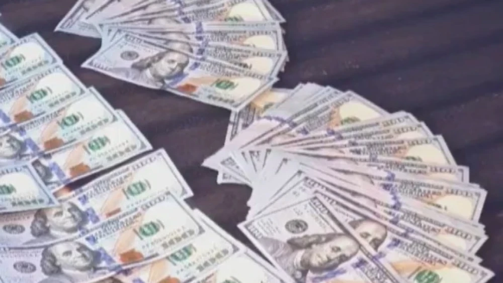 Los delincuentes se llevaron una alta suma de dólares, como también guaraníes y armas de colección.Foto: Captura.