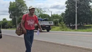 A pesar del golpe, don Celso Ezquivel sigue trabajando y organizando rifas para sostener sus gastos médicos.4D Más Noticias