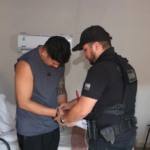 Willie Jesús Rotela, de 31 años, es señalado como responsable de la comercialización de cocaína desde una de las viviendas intervenidas este jueves por la Senad en Asunción.Foto: Senad.