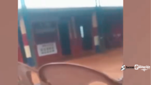 En Poromoco, en Obligado Km 28, un video mostró a una docente gritándole a sus alumnos dentro del aula. El caso generó preocupación en los padres y terminó con la intervención de las autoridades.Captura de video