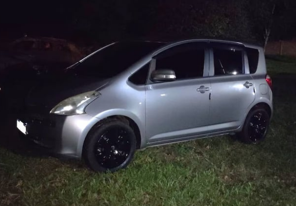 Automóvil en cuyo interior fue sorprendida la pareja. Foto: Radio Concierto.