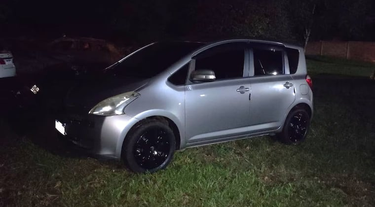 Automóvil en cuyo interior fue sorprendida la pareja. Foto: Radio Concierto.