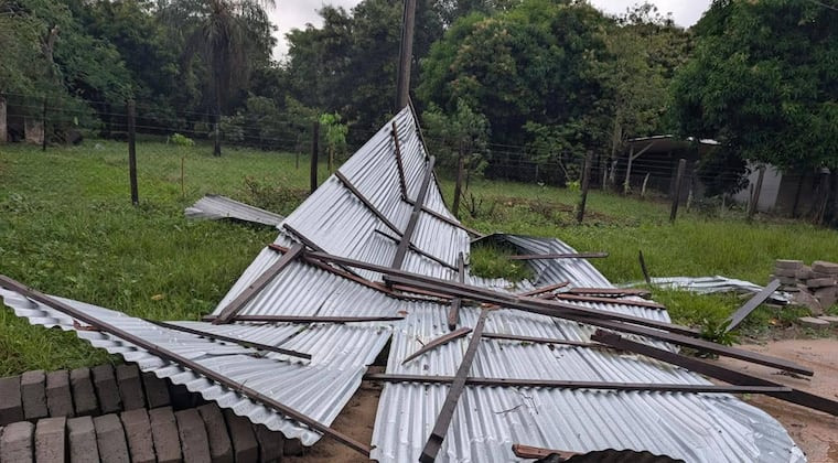 La tormenta dejó casas destechadas en Humaitá. Foto: Gentileza.