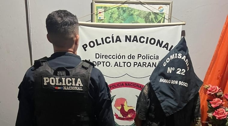 El hombre fue detenido tras ser descubierto por los intervinientes. Foto: Dirección de Policía Alto Paraná.
